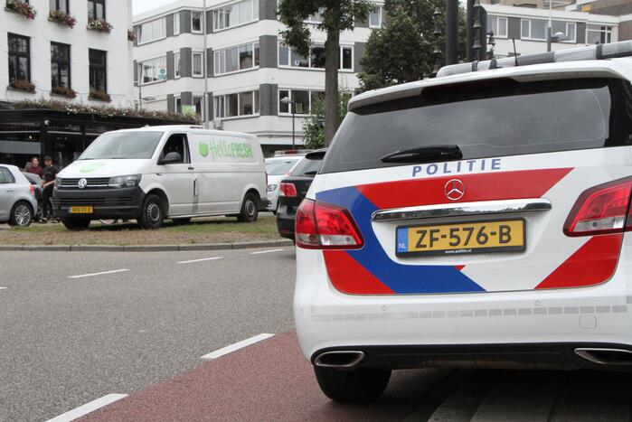 Vrouw gewond bij botsing met bestelbus