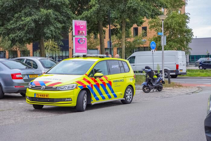Afslaande auto botst op scooterrijder