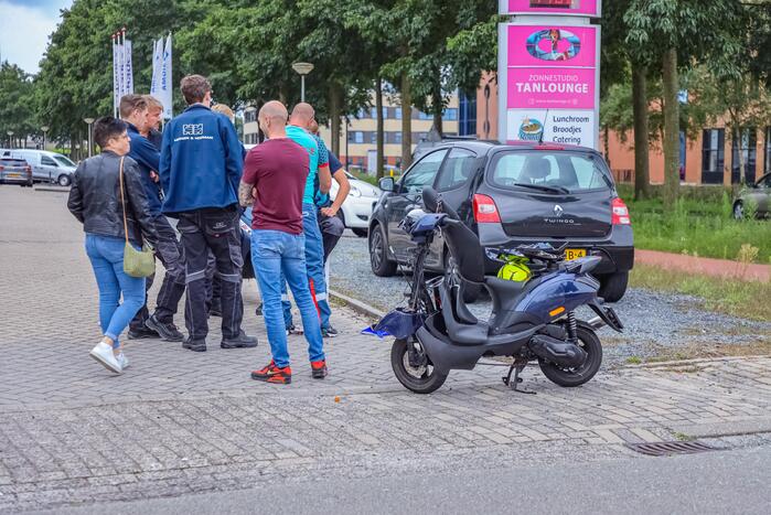 Afslaande auto botst op scooterrijder