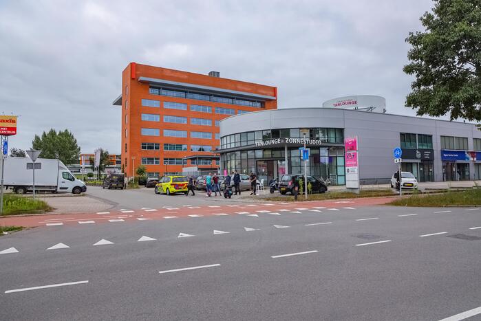 Afslaande auto botst op scooterrijder