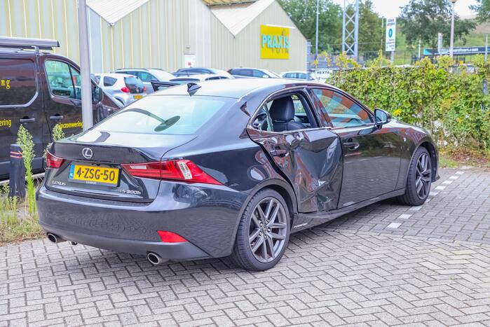 Afslaande auto botst op scooterrijder