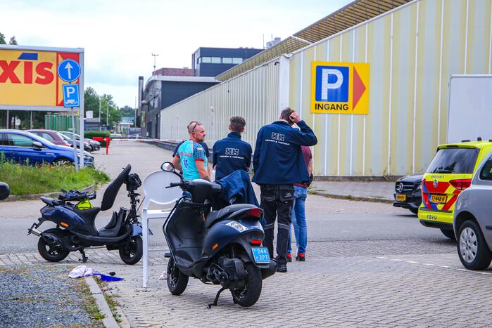 Afslaande auto botst op scooterrijder