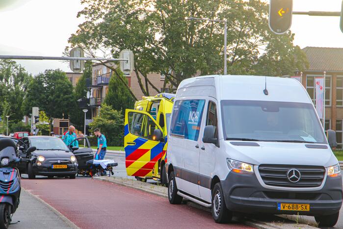 Bestelbus en personenwagen betrokken bij botsing