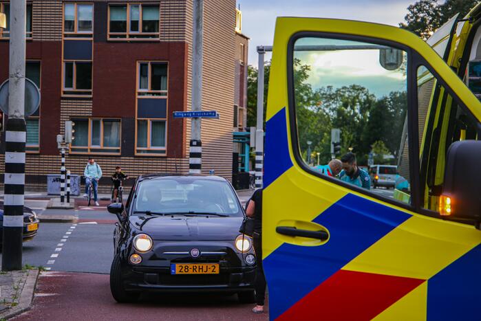 Bestelbus en personenwagen betrokken bij botsing