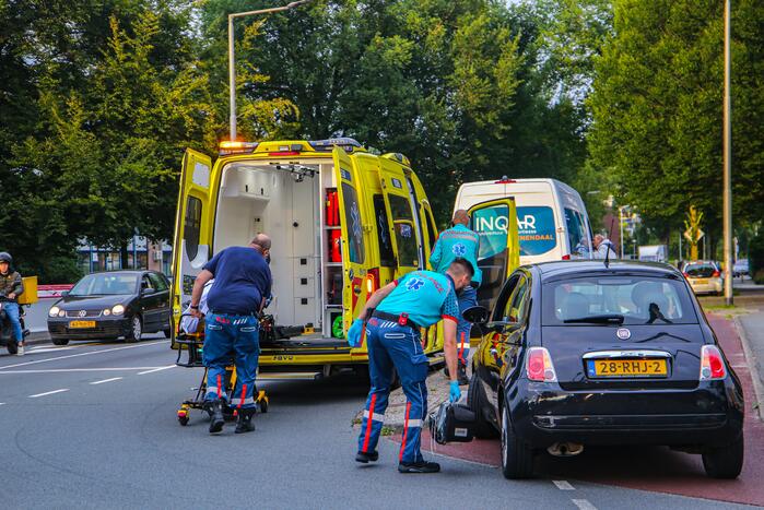 Bestelbus en personenwagen betrokken bij botsing