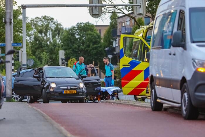 Bestelbus en personenwagen betrokken bij botsing