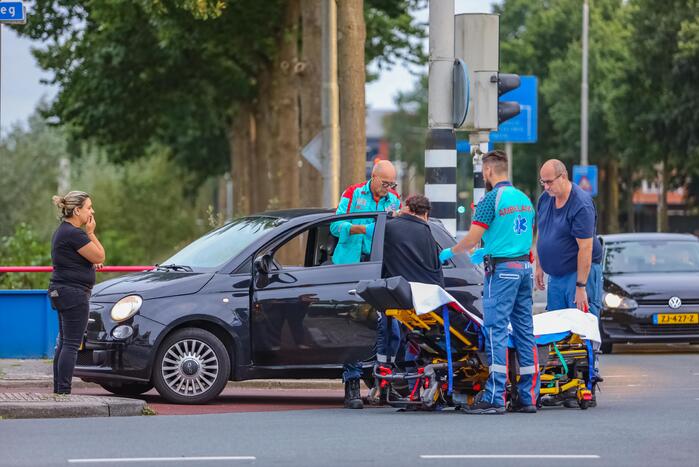 Bestelbus en personenwagen betrokken bij botsing
