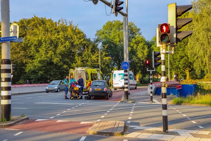 Bestelbus en personenwagen betrokken bij botsing