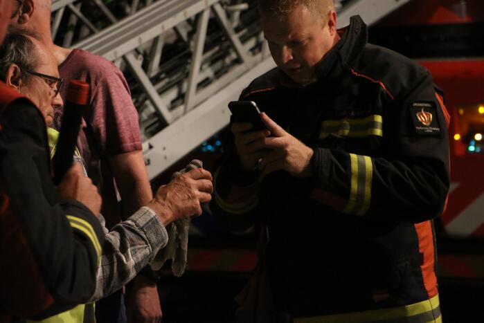 Duif met visdraad om poot gered uit boom