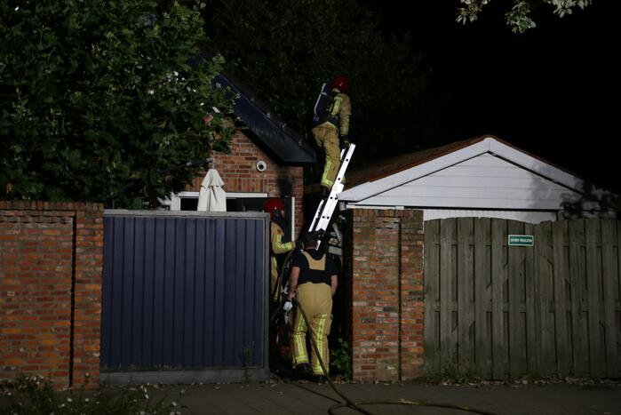 Politie doet onderzoek naar oorzaak brand garage