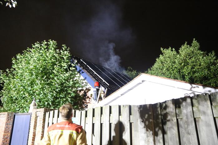 Politie doet onderzoek naar oorzaak brand garage