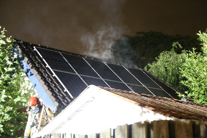 Politie doet onderzoek naar oorzaak brand garage