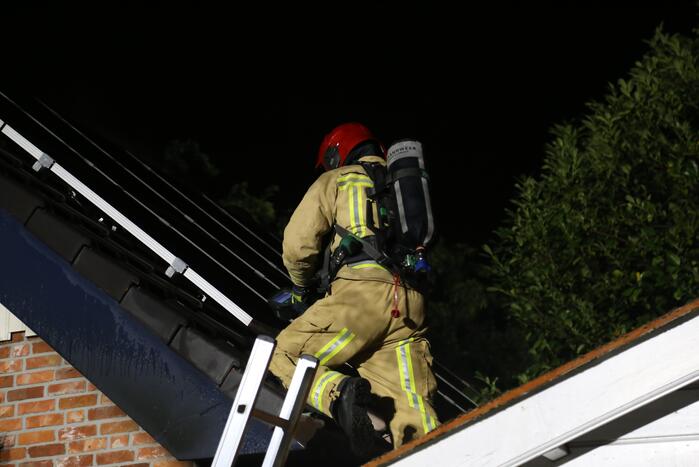 Politie doet onderzoek naar oorzaak brand garage
