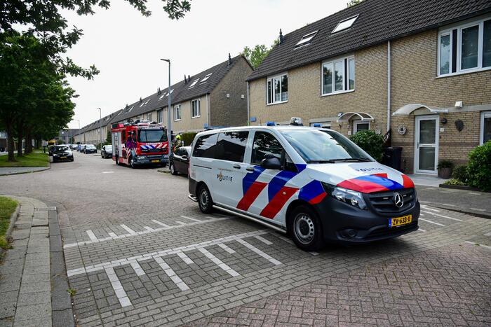 #HoogvlietRotterdam Brandweer doet metingen in woning op verzoek van politie Vloedlijn Hoogvliet Rotterdam.