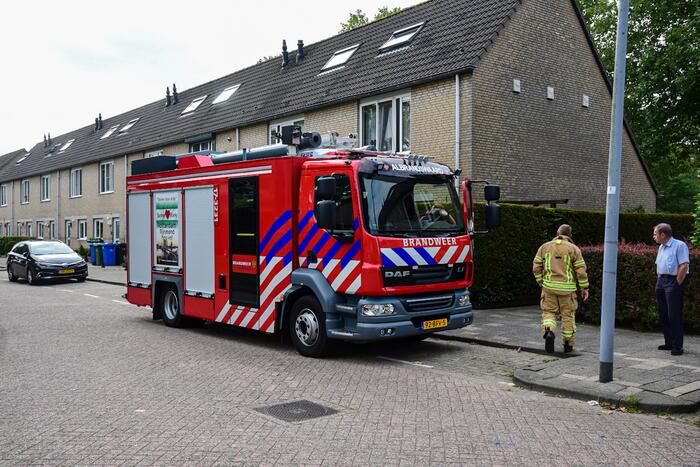 Brandweer doet metingen in woning op verzoek van politie