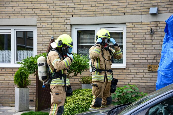 Brandweer doet metingen in woning op verzoek van politie