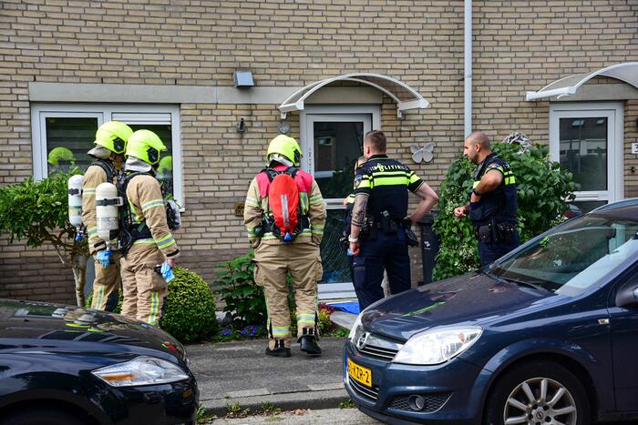 Brandweer doet metingen in woning op verzoek van politie