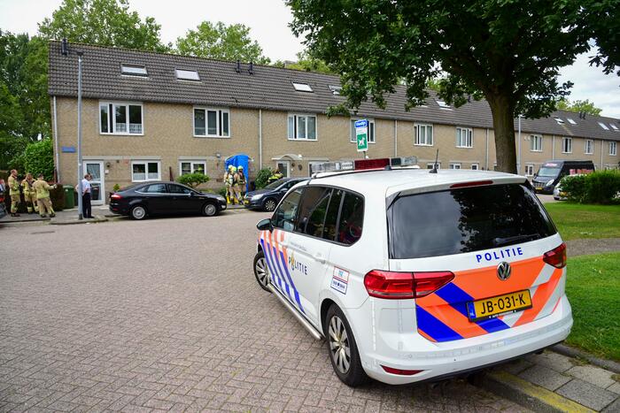 Brandweer doet metingen in woning op verzoek van politie
