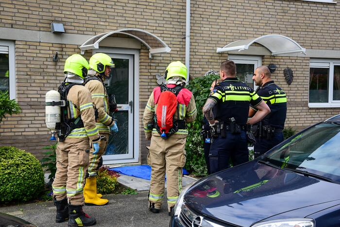 Brandweer doet metingen in woning op verzoek van politie