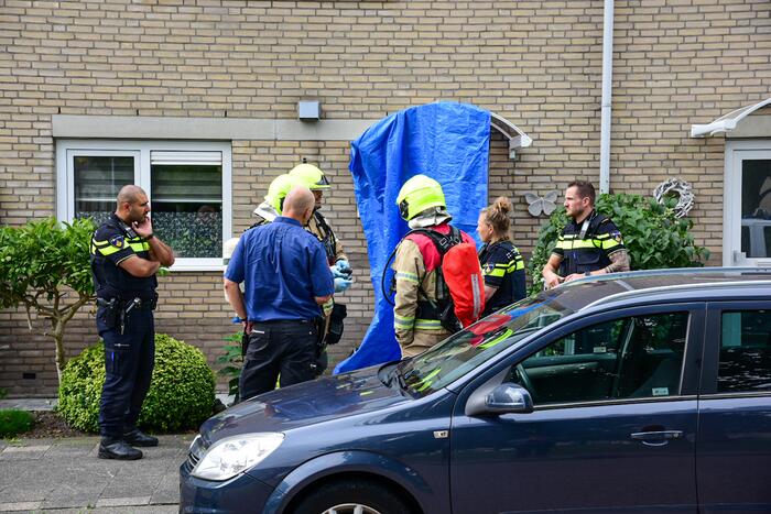 Brandweer doet metingen in woning op verzoek van politie