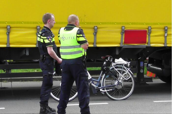 Fietser ernstig gewond bij ongeluk met vrachtauto