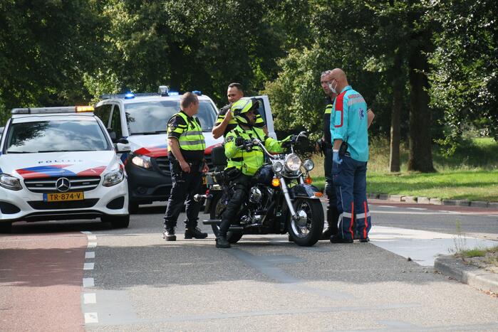 Motorrijder gaat met Harley-Davidson onderuit