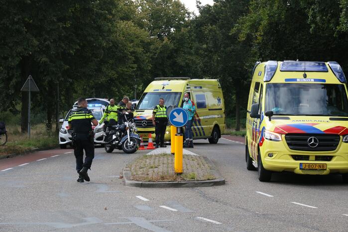 Motorrijder gaat met Harley-Davidson onderuit