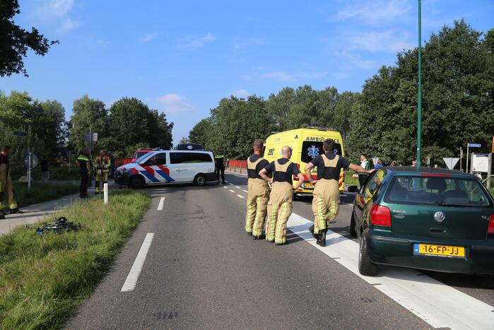 Wielrenner schiet onder een auto na botsing