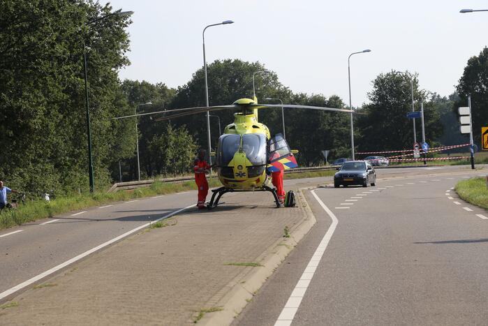Wielrenner schiet onder een auto na botsing