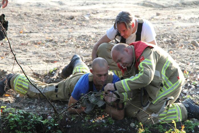 Brandweer redt eend in problemen
