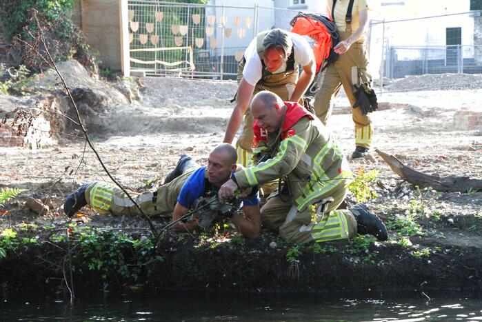Brandweer redt eend in problemen