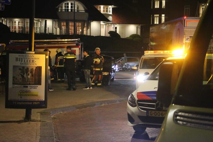 Auto op z'n kant door ongeval