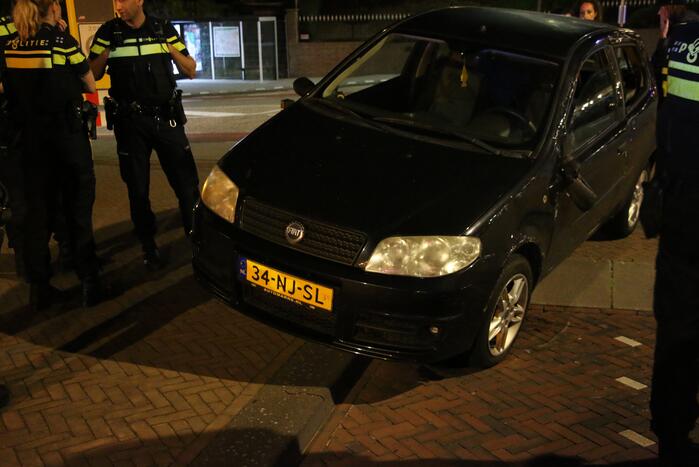 Auto op z'n kant door ongeval