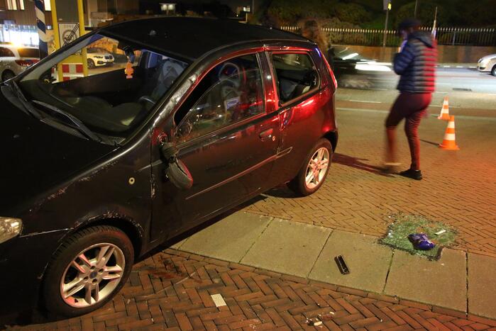 Auto op z'n kant door ongeval