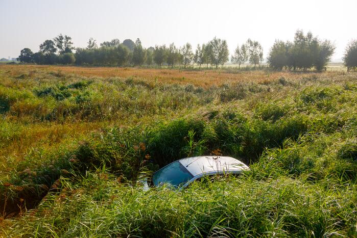 Automobilist raakt met auto van weg en belandt in sloot