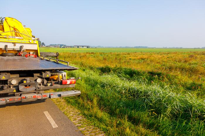 Automobilist raakt met auto van weg en belandt in sloot