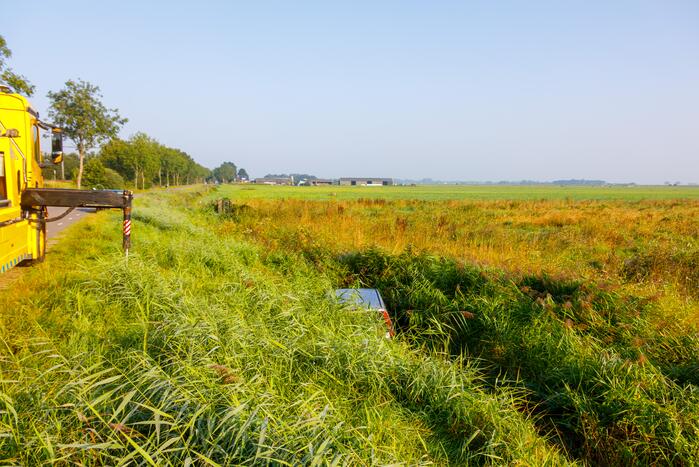 Automobilist raakt met auto van weg en belandt in sloot