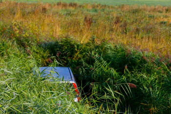 Automobilist raakt met auto van weg en belandt in sloot