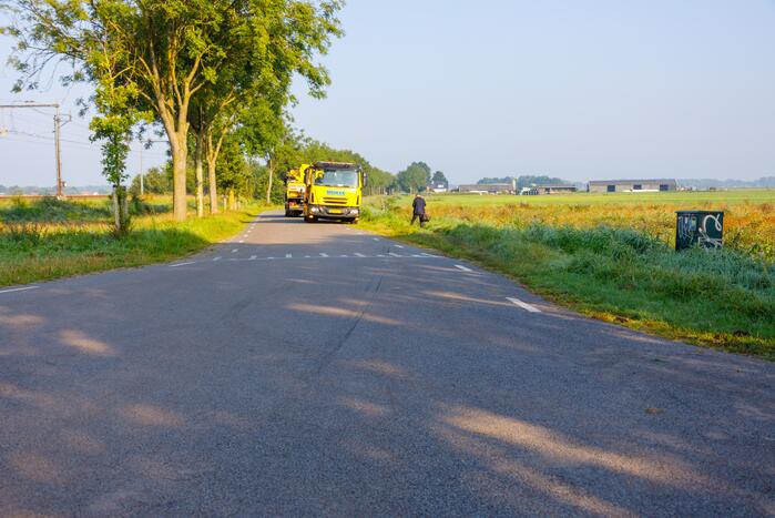 Automobilist raakt met auto van weg en belandt in sloot
