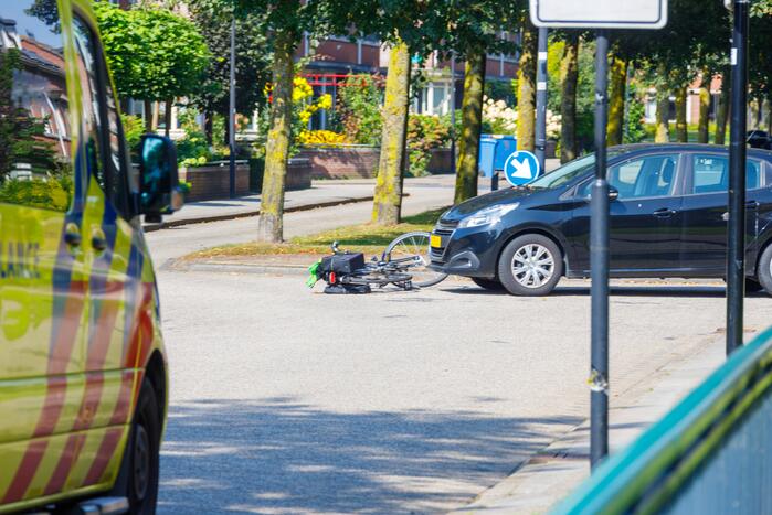 Fietsster gewond bij aanrijding met auto