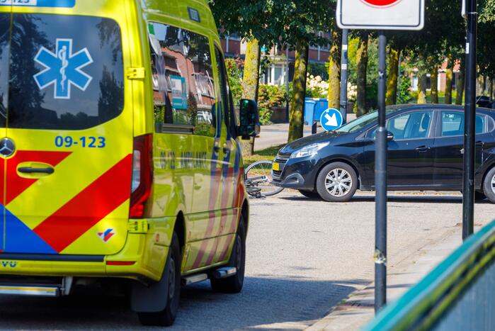 Fietsster gewond bij aanrijding met auto