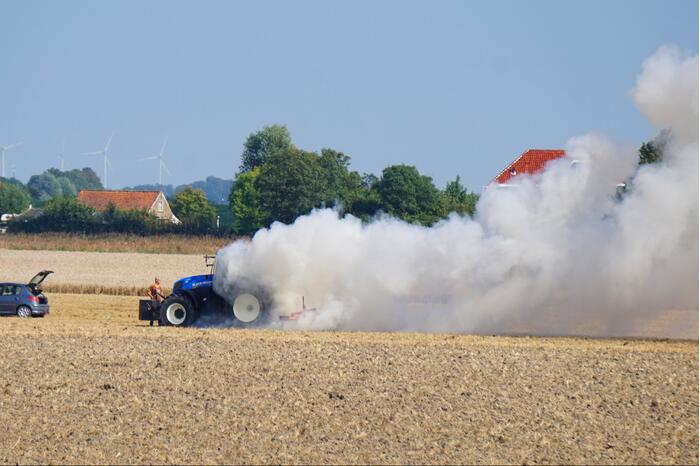 Enorme rookwolken bij brand in tractor