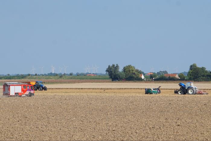 Enorme rookwolken bij brand in tractor