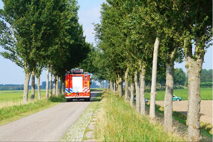 Enorme rookwolken bij brand in tractor