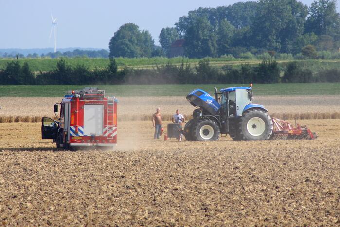 Enorme rookwolken bij brand in tractor