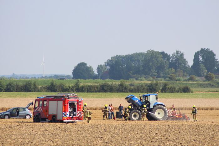 Enorme rookwolken bij brand in tractor