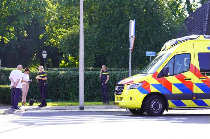 Fietser aangereden door auto op rotonde