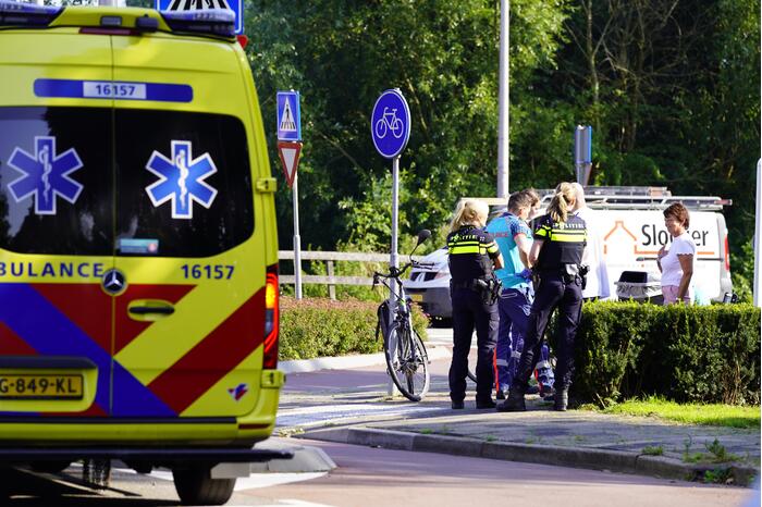 Fietser aangereden door auto op rotonde