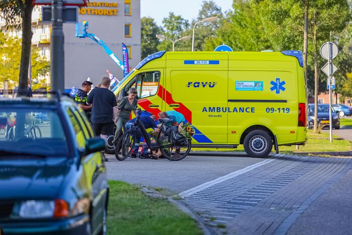 Fietsster gewond bij botsing met auto