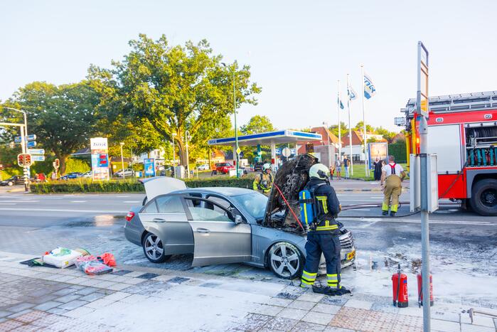 Rijdende auto vat vlam